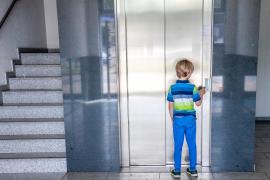 Un băieţel de şapte ani a murit după ce a fost strivit de uşile liftului, în timp ce era în vacanță cu familia, în SUA