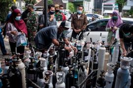 Oamenii stau la coadă pentru a-și umple tuburile de oxigen în Yogyakarta, Indonezia, 14 iulie 2021