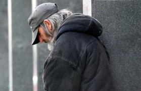 Gest impresionant al unui om al străzii din Botoşani. A găsit peste 20.000 de lei la gunoi şi şi-a permis să cheltuiască 10 lei: pentru a lua un taxi până la secţia de poliţie