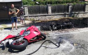Una dintre motocicletele implicate în accidentul din Gorj a luat foc