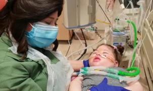 Tatăl, Abraham Fixsler, alături de mama şi fiica, Alta, în spital