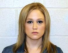 Două profesoare de limba engleză din Statele Unite au sedus un adolescent de 16 ani. Au ajuns imediat pe mâna poliţiei după ce adolescentul s-a lăudat cu "aventura" lui