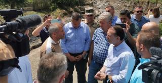 Premierul Florin Cîţu, în vizită în zonele inundate din judeţul Alba, promite sprijin financiar comunităţilor afectate