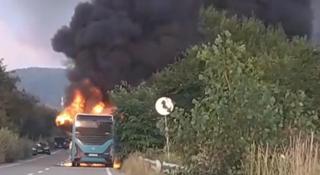 Un autobuz electric a luat foc la ieşirea din Dej. Călătorii au coborât imediat ce au sesizat fumul