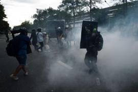 Noi proteste la Bangkok, în ciuda restricţiilor: poliţia a folosit gaze lacrimogene, gloanţe de cauciuc şi tunuri cu apă împotriva manifestanţilor
