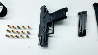 Un bărbat din Iaşi a găsit un pistol folosit de trupele speciale şi l-a luat acasă. Soţia l-a reclamat la Poliţie după ce a găsit arma în pod