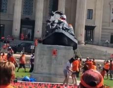 Statuile reginelor Victoria şi Elisabeta a II-a, distruse în Canada de mulțimi furioase pentru morțile copiilor indigeni