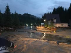 Zeci de oameni blocaţi în rulote la Zănoaga, după ce o viitură puternică a lovit în zona campingului