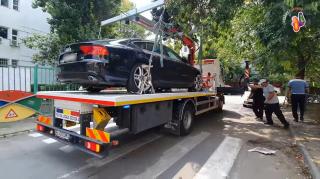 Maşină de lux, parcată pe trecere, în Bucureşti