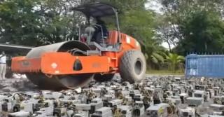 Imagini spectaculoase în Malaezia: poliţia a distrus peste 1.000 de calculatoare folosite la minarea de bitcoin