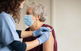 Bătrână vaccinată