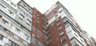 Două fete au lăsat bilete de adio, apoi s-au aruncat în gol de la etajul 13 al unui bloc din Bălți: "Mama, iartă-mă pentru tot"