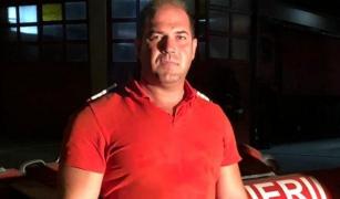 Vasile, un pompier din Argeș, şi-a pus propria viaţă în pericol ca să salveze un copil de 10 ani luat de viitură