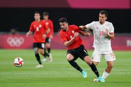 Spaniolul Dani Ceballos (în alb) nu a reuşit să-şi conducă echipa spre victorie în meciul cu Egipt de la Jocurile Olimpice de la Tokyo