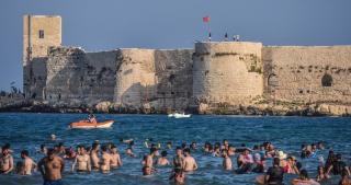 Numărul cazurilor noi de coronavirus din Turcia a urcat duminică la 14.230, fiind triplu faţă de acum trei săptămâni