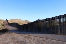 Un afacerist american vrea să vândă 1,6 kilometri din zidul lui Trump după ce a investit 30 de milioane de dolari în construcţia lui