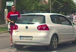 Un șofer a scos pistolul în trafic, pe o stradă din Sibiu, după ce a fost claxonat că nu a păstrat banda de mers