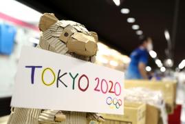 Un ursuleţ pe fundalul logoului Jocurilor Olimpice de la Tokyo