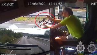 TIR filmat când spulberă cu viteză o dubă de poliţie, în timp ce şoferul butonează telefonul. Imagini teribile publicate de poliția din Sussex