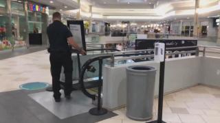 Un băiețel de doi ani a murit după ce a căzut din brațele tatălui său, când coborau pe scările rulante dintr-un mall din SUA