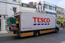 Cât au ajuns să câștige șoferii de camion în Marea Britanie. Supermarketurile au rămas cu rafturile goale și se bat pe angajați