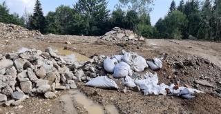 Şeful Gărzii de Mediu afirmă că a găsit o groapă ilegală de gunoi la Sinaia, în Parcul Natural Bucegi. Primarul oraşului susţine că nu are cunoştinţă despre aşa ceva