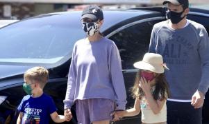 Ashton Kutcher și Mila Kunis au mărturisit că își spală copiii doar dacă văd murdărie pe ei