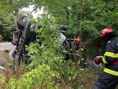 Șofer de TIR găsit mort în cabină, după ce s-a răsturnat cu autotrenul pe DN7 Deva-Arad, în apropiere de Bârzava