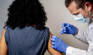 AstraZeneca îşi analizează opţiunile în privinţa vaccinului său pentru Covid-19 şi se aşteaptă la mai multă claritate spre sfârşitul anului