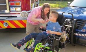 Louis, alături de mama adoptivă, Kristy