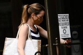 SUA revine la recomandarea de purtare a măștii de protecție în spațiile publice închise