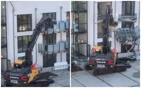 Un constructor a distrus cu un excavator o clădire de apartamente, de supărare că nu ar fi fost plătit de dezvoltator