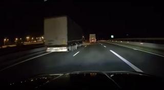 TIR filmat cum goneşte pe autostrada A1 cu peste 150 km/oră. Un şofer a sunat la 112