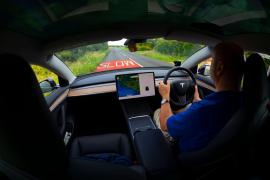 Momentul în care o maşină Tesla încetineşte în mijlocul unui drum cât se poate de liber. Pilotul automat a crezut că Luna e culoarea galbenă a semaforului - VIDEO