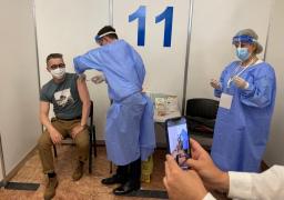 Un bărbat primește vaccinul Pfizer-BioNTech la un centru de vaccinare din București, România