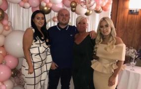 Fanul englez într-una dintre ultimele poze realizate alături de mama sa şi cele două surori ale sale