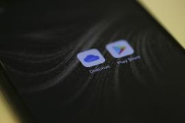 Un telefon cu icon-ul de Play Store pe ecran