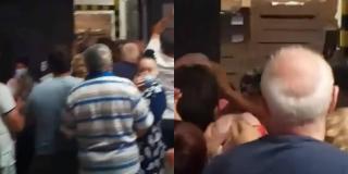 Scene incredibile în Brăila: oamenii s-au călcat în picioare pentru pui, la reducere. Angajaţii au aruncat cu păsările refrigerate din depozit - VIDEO
