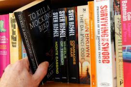 Două romane clasice, eliminate din programa unui liceu din Scoţia: prezintă "motivul salvatorului alb"