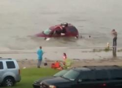 Imagini dramatice cu un tată care sare în apă să-și salveze fetițele de 1 și 3 ani dintr-o mașină care se scufundă, în Ohio