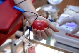 O persoană donează sânge, la un centru de transfuzie