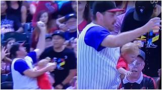 Momentul incredibil în care un fan aproape îşi scapă fiica din braţe, încercând să prindă o minge de baseball, în SUA