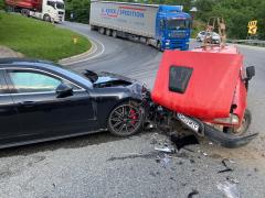 O Dacie Papuc fără frâne s-a înfipt într-un Porsche Panamera, la intrarea în Huşi. Maşinile s-au ciocnit frontal