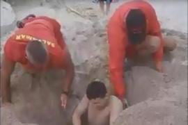 Salvamarii au săpat cu mâinile goale în nisip pentru a-l extrage pe bărbat