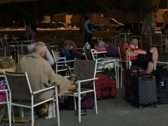 Zeci de români au făcut noapte albă în Vama Kulata, așteptând un autocar să îi aducă acasă: "Au dormit pe scaune, mese sau ciment"