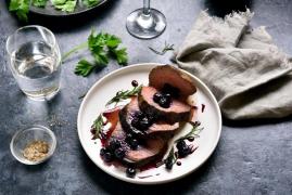 Bucată de carne cu sos de afine, pe farfurie