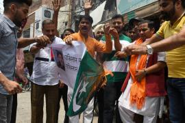 Oamenii au dat foc la steagul Pakistanului, la o acţiune de protest faţă de lipsa de protecţie acordată minorităţilor