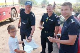 Un copil le-a adus pompierilor români din Grecia plăcinte şi porumb fiert: puştiul a vrut să le mulţumescă pentru că-i protejează satul