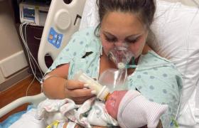 O mamă a murit de Covid la câteva zile după ce a născut, în SUA. Și-a putut ține bebelușul în brațe preț de câteva minute