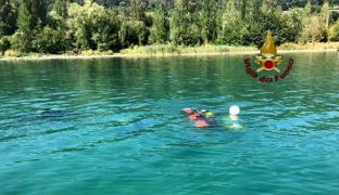 Mai mulţi scafandri au intervenit pentru a scoate din apă trupul neînsufleţit al românului